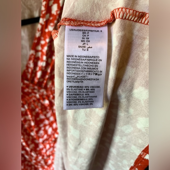 Amazon Essentials floral print surplice wrap dress, size small - Picture 3 of 3